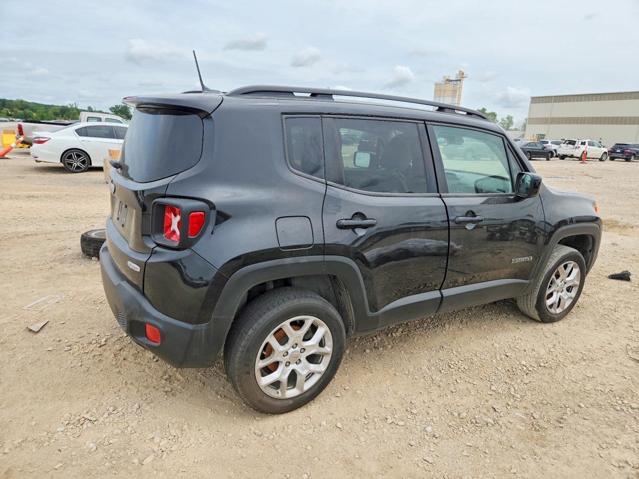 2016 Jeep Renegade Latitude - Image 3