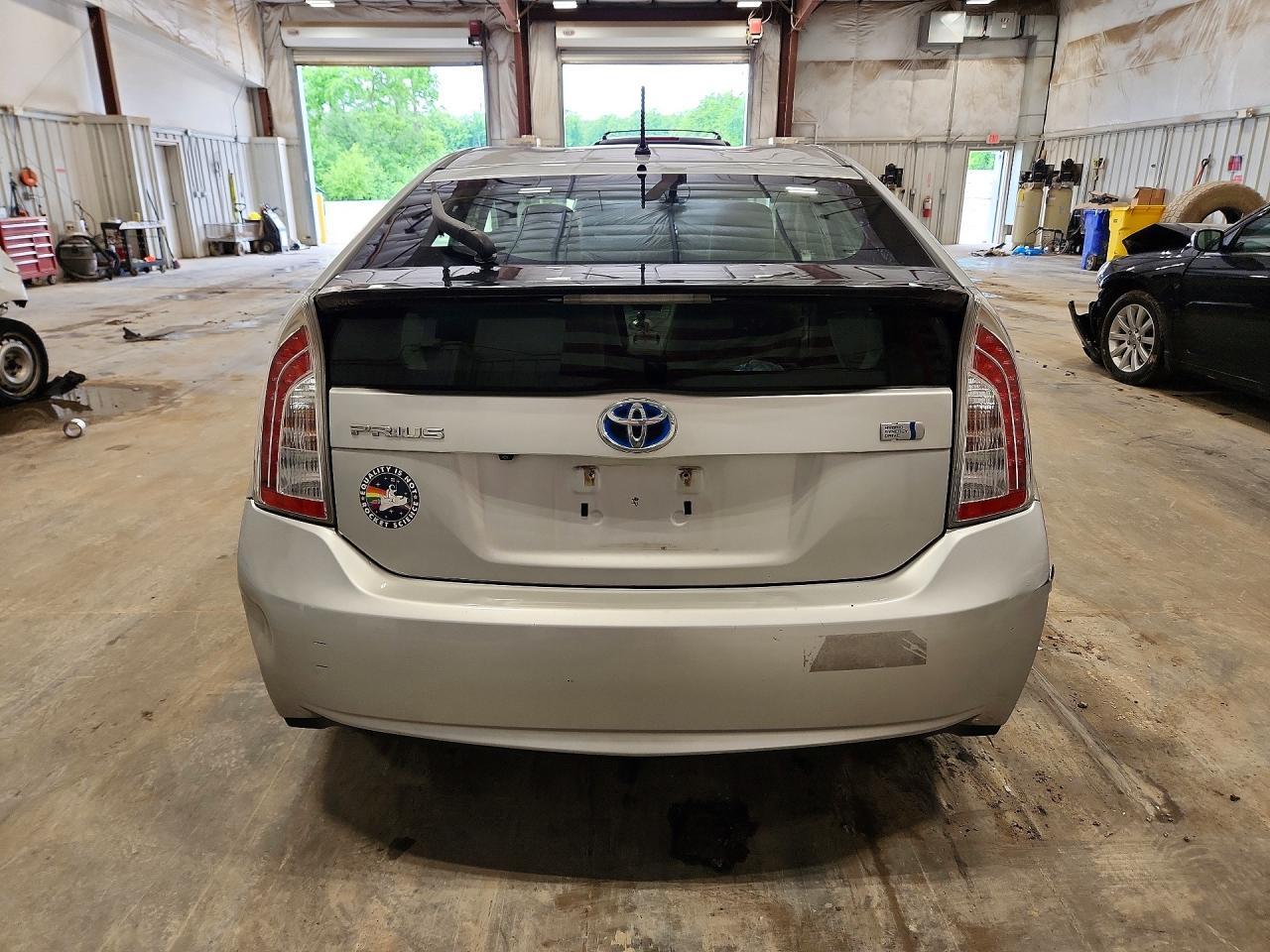 2015 Toyota Prius Two - Фото 6