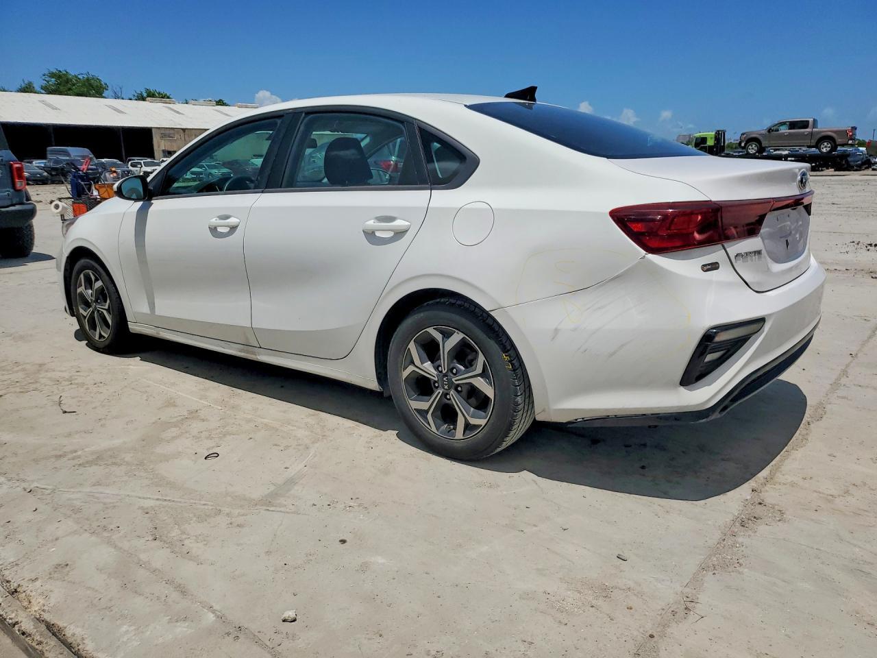 2021 Kia Forte Lxs - Фото 2