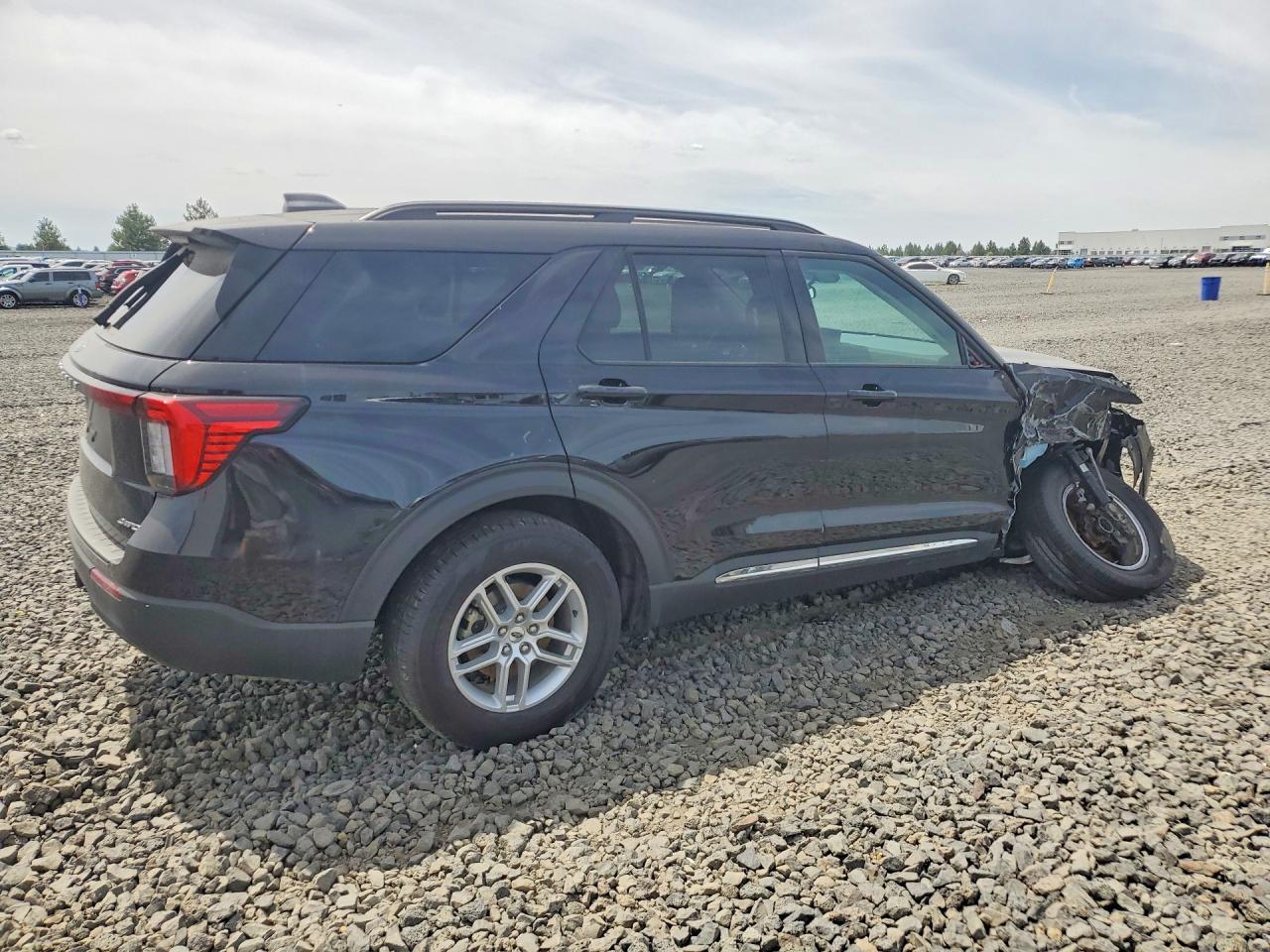 2025 Ford Explorer Active - Image 3