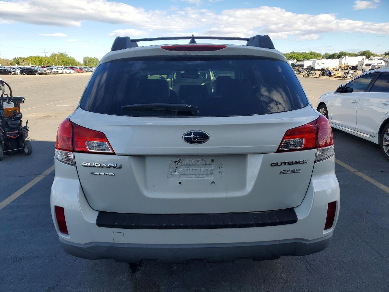 2013 Subaru Outback 2.5I Limited - Image 6