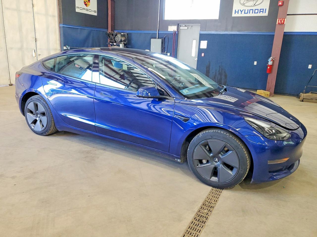2023 Tesla Model 3 - Фото 4