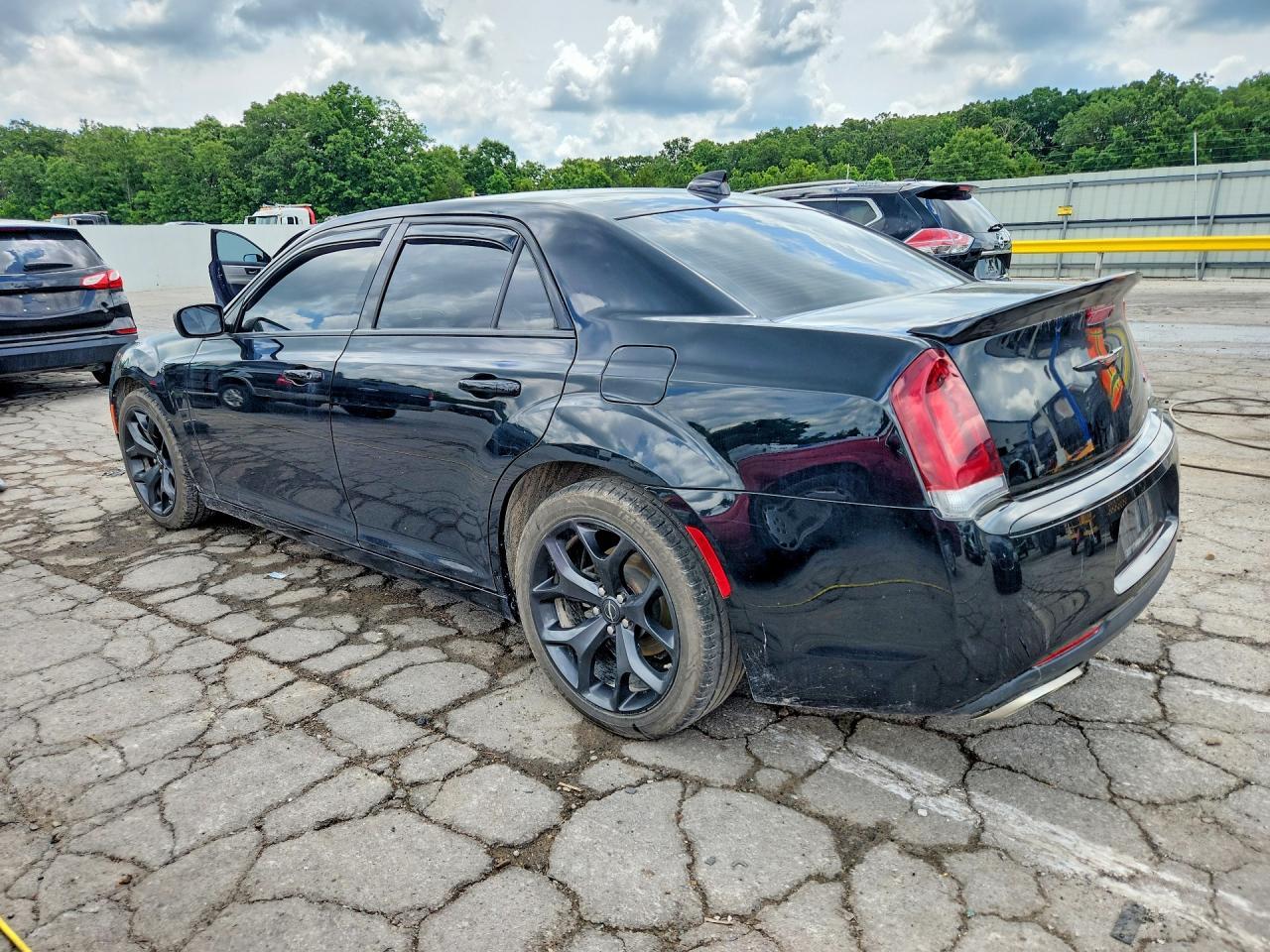 2022 Chrysler 300 Touring - Фото 2