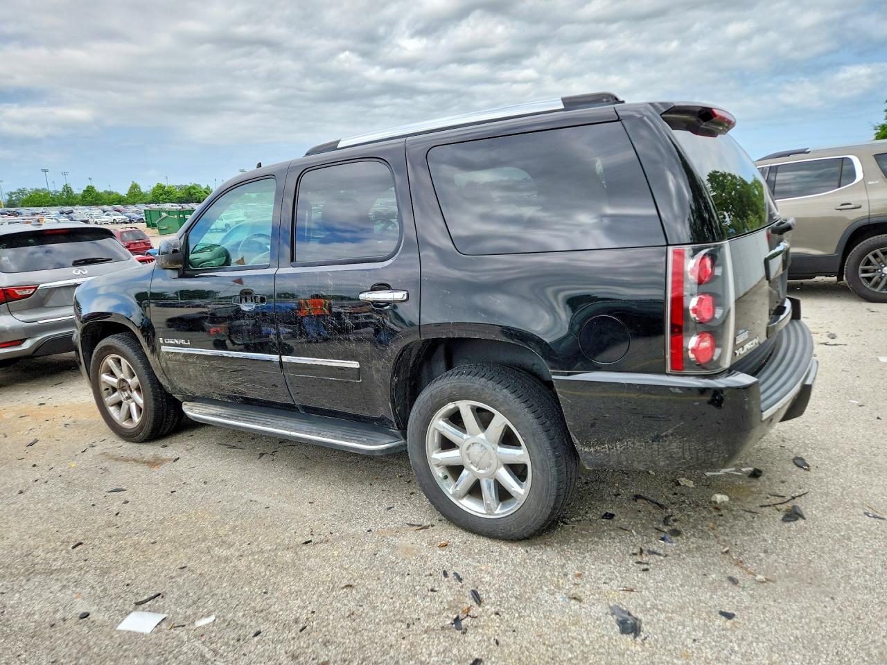 2009 GMC Yukon Denali - Image 2
