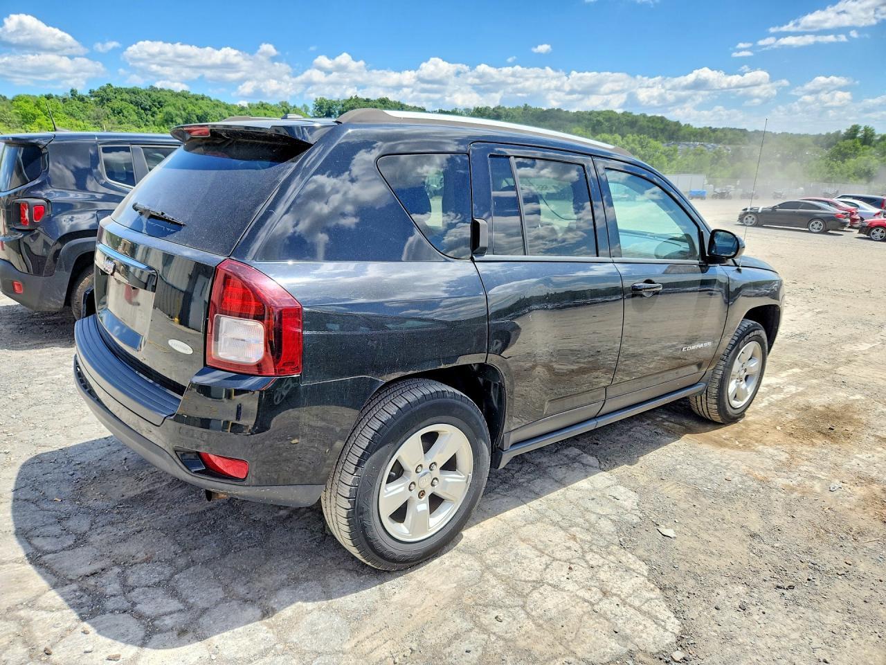 2016 Jeep Compass Latitude - Image 3