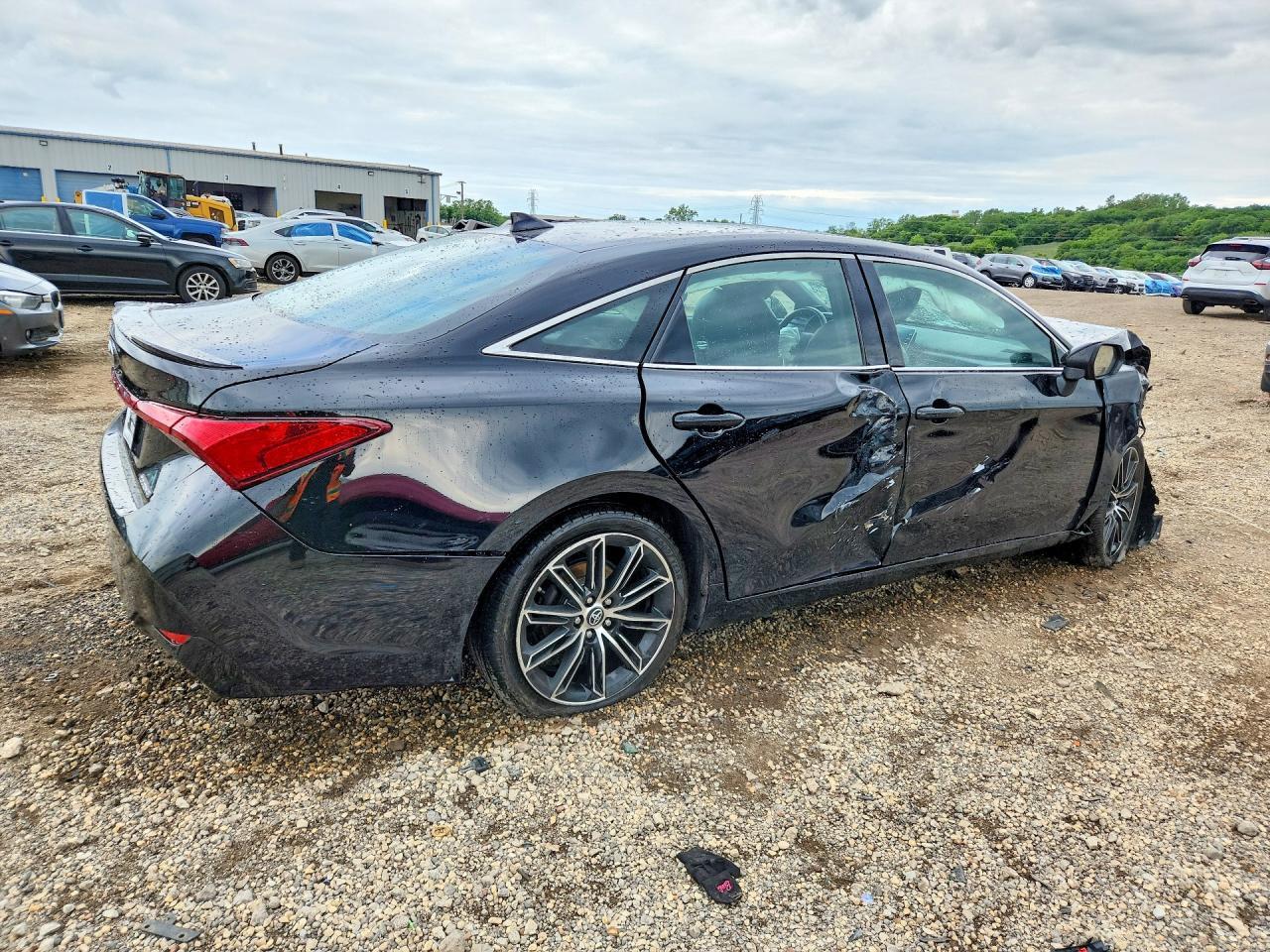 2019 Toyota Avalon Touring - Image 3