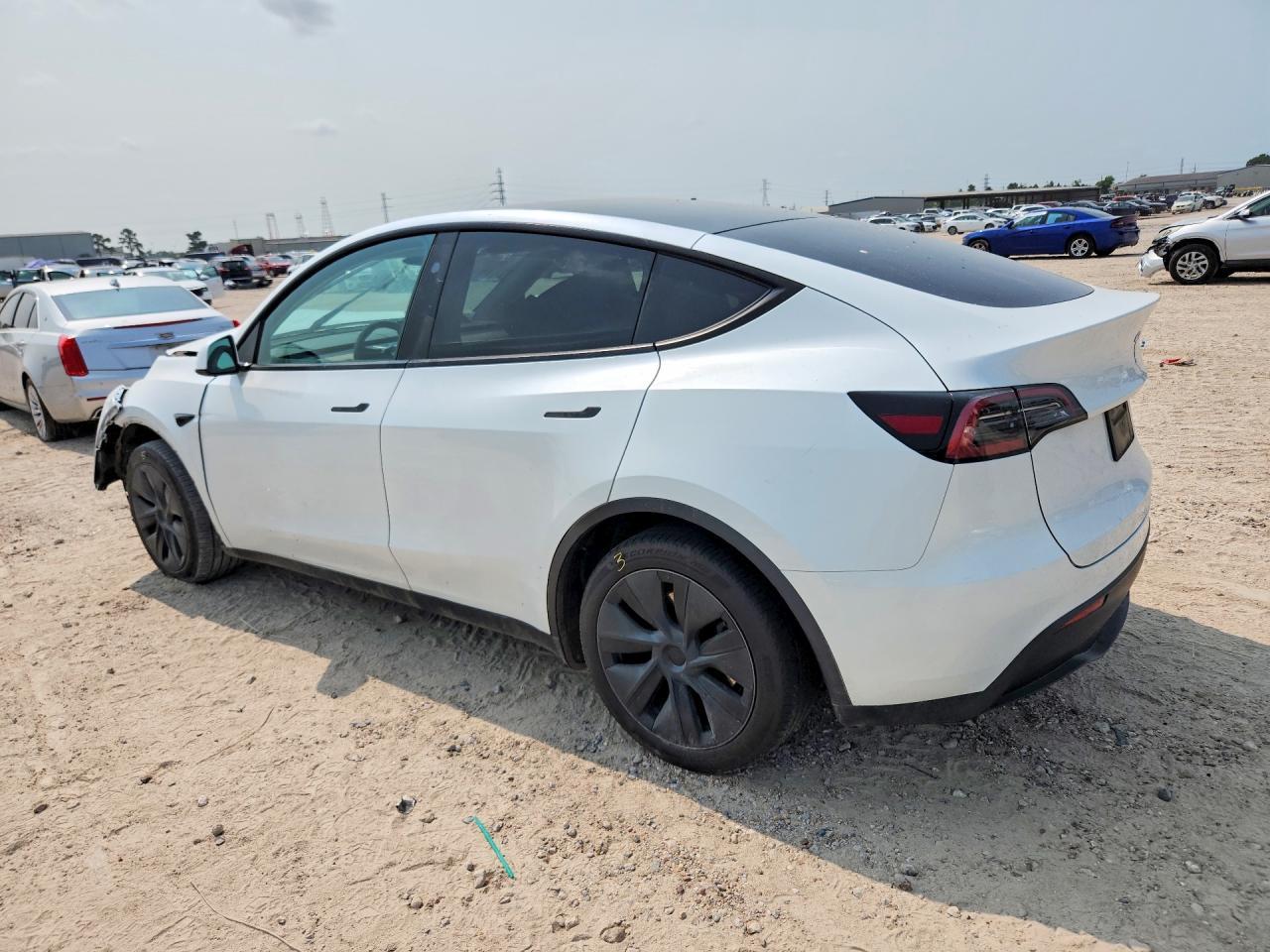 2025 Tesla Model Y - Фото 2