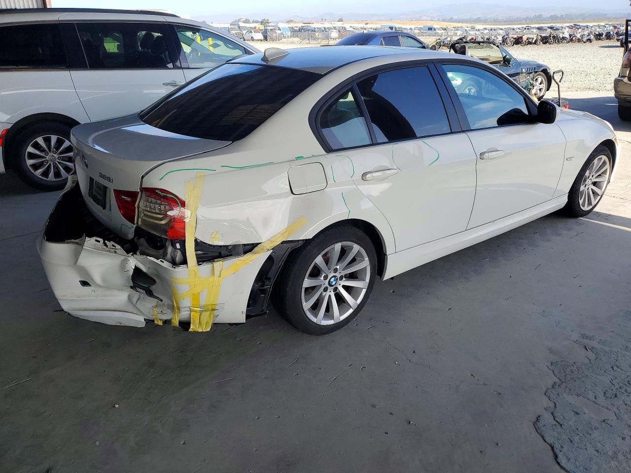 2011 BMW 328 I Sulev - Image 3