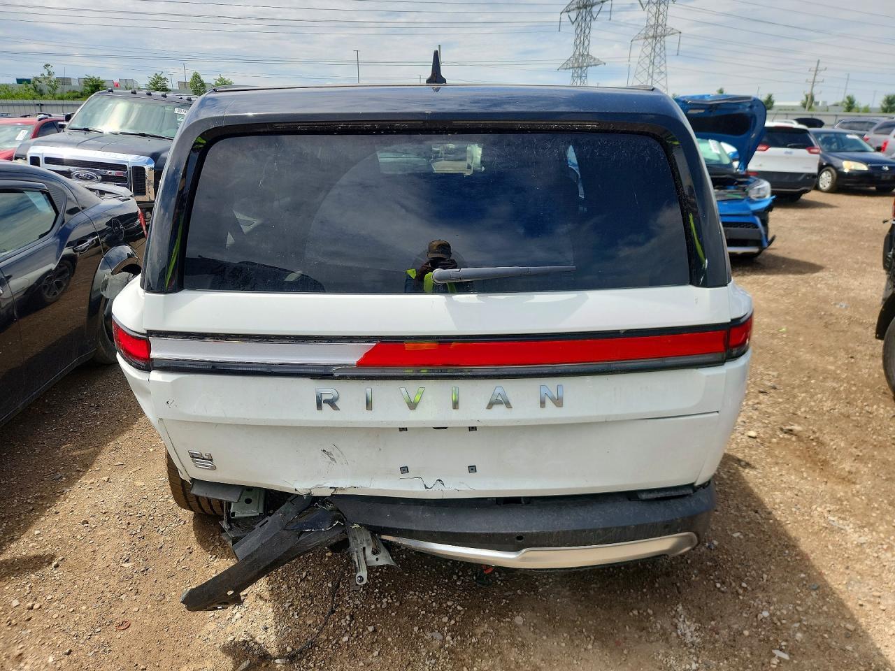 2025 Rivian R1S Adventure - Фото 6