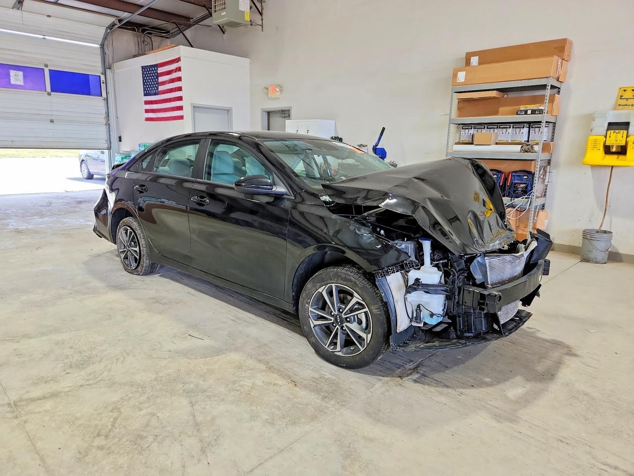 2023 Kia Forte Lxs - Image 4