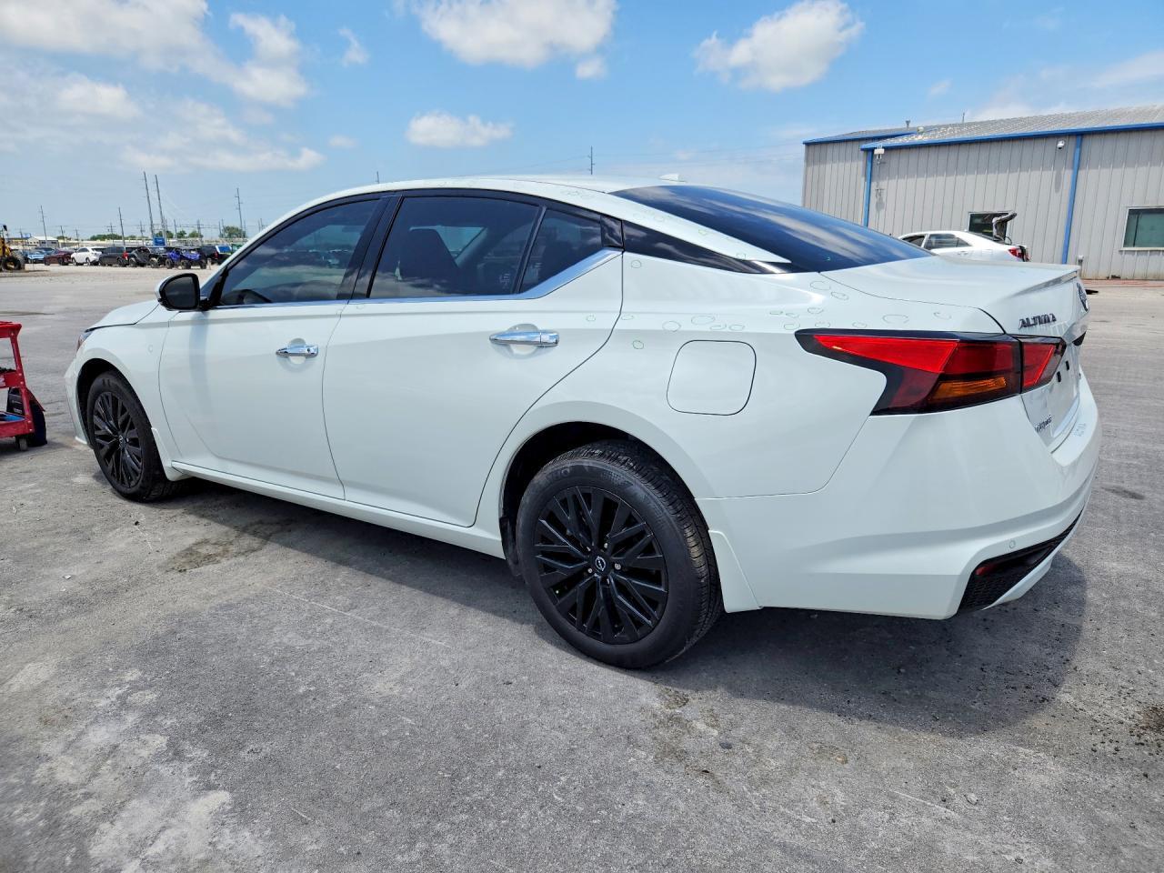 2025 Nissan Altima Sl - Image 2
