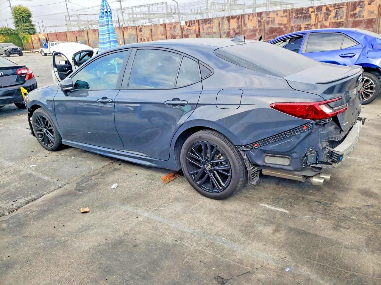 2025 Toyota Camry Se - Фото 2