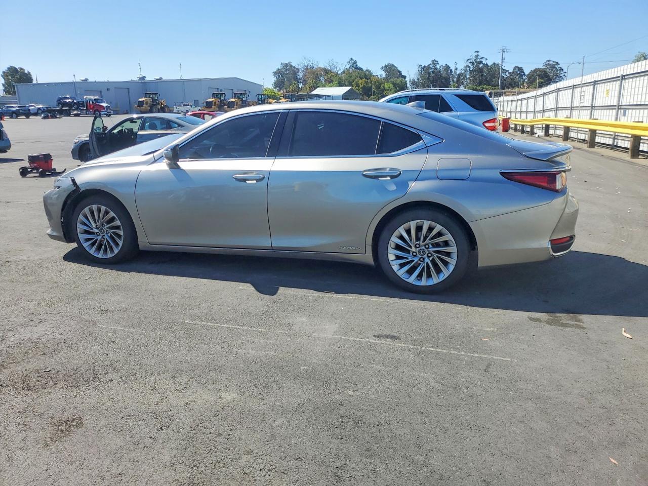 2019 Lexus Es 300H - Image 2