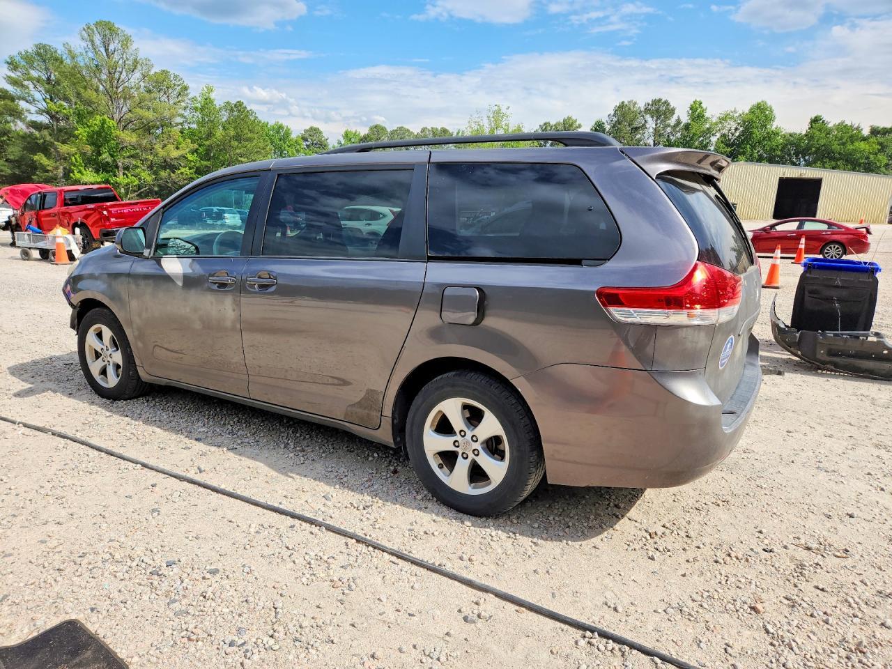 2012 Toyota Sienna Le - Image 2