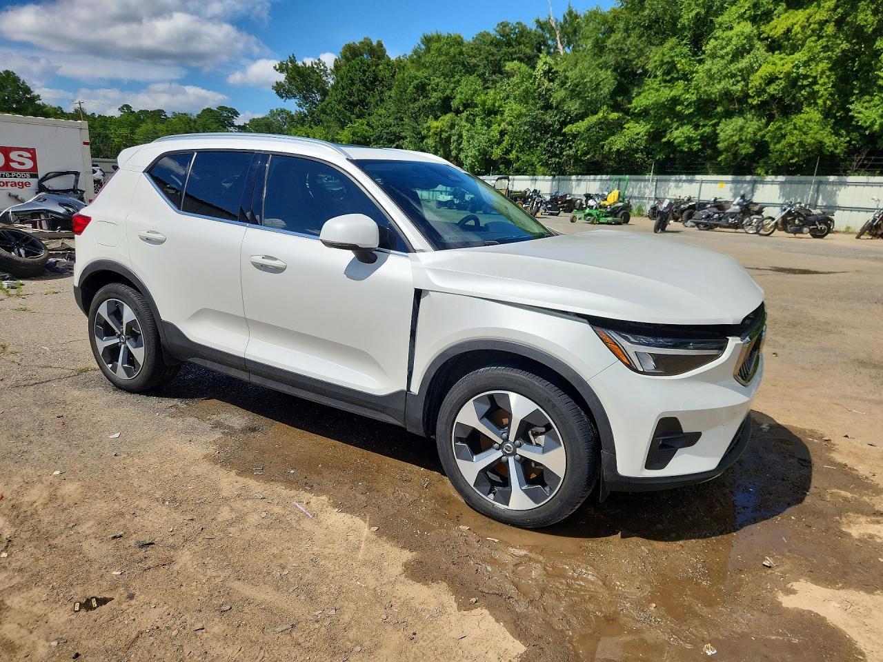 2023 Volvo Xc40 B5 Plus Bright Theme - Image 4