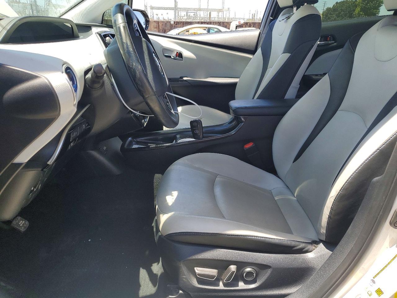 2016 Toyota Prius Four Touring - Фото 7