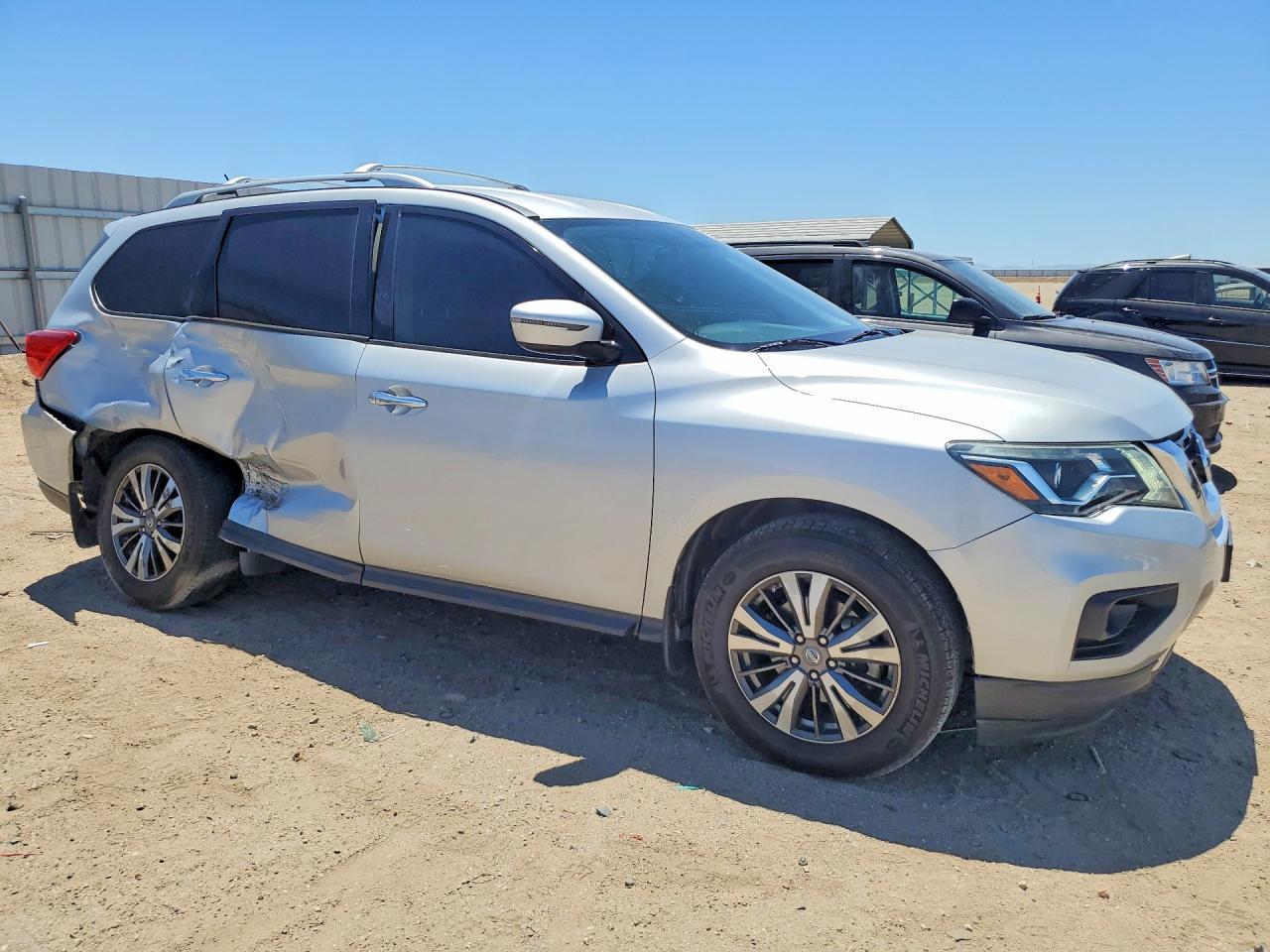 2017 Nissan Pathfinder S - Image 4