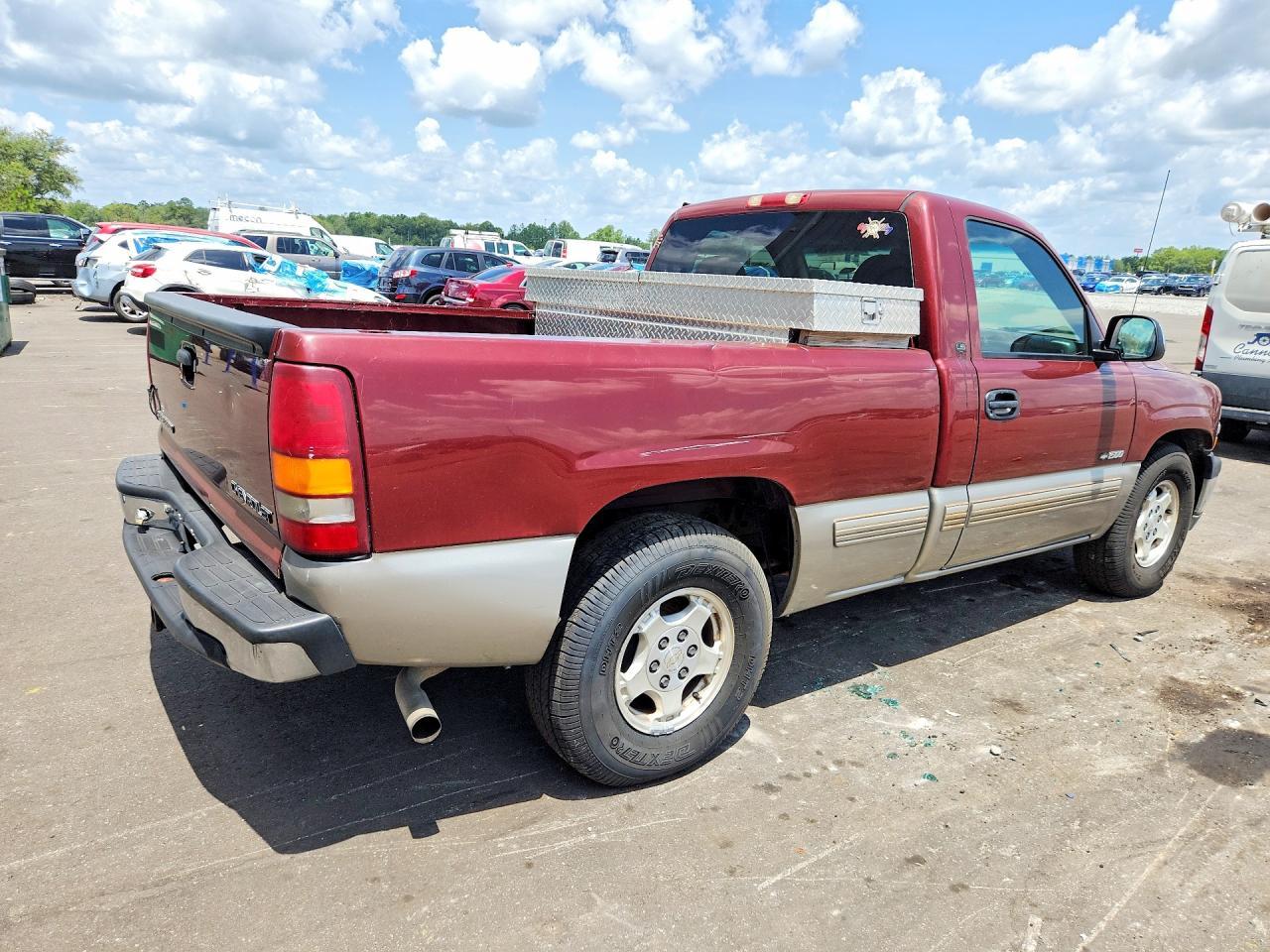 2001 Chevrolet Silverado C1500 - Image 3