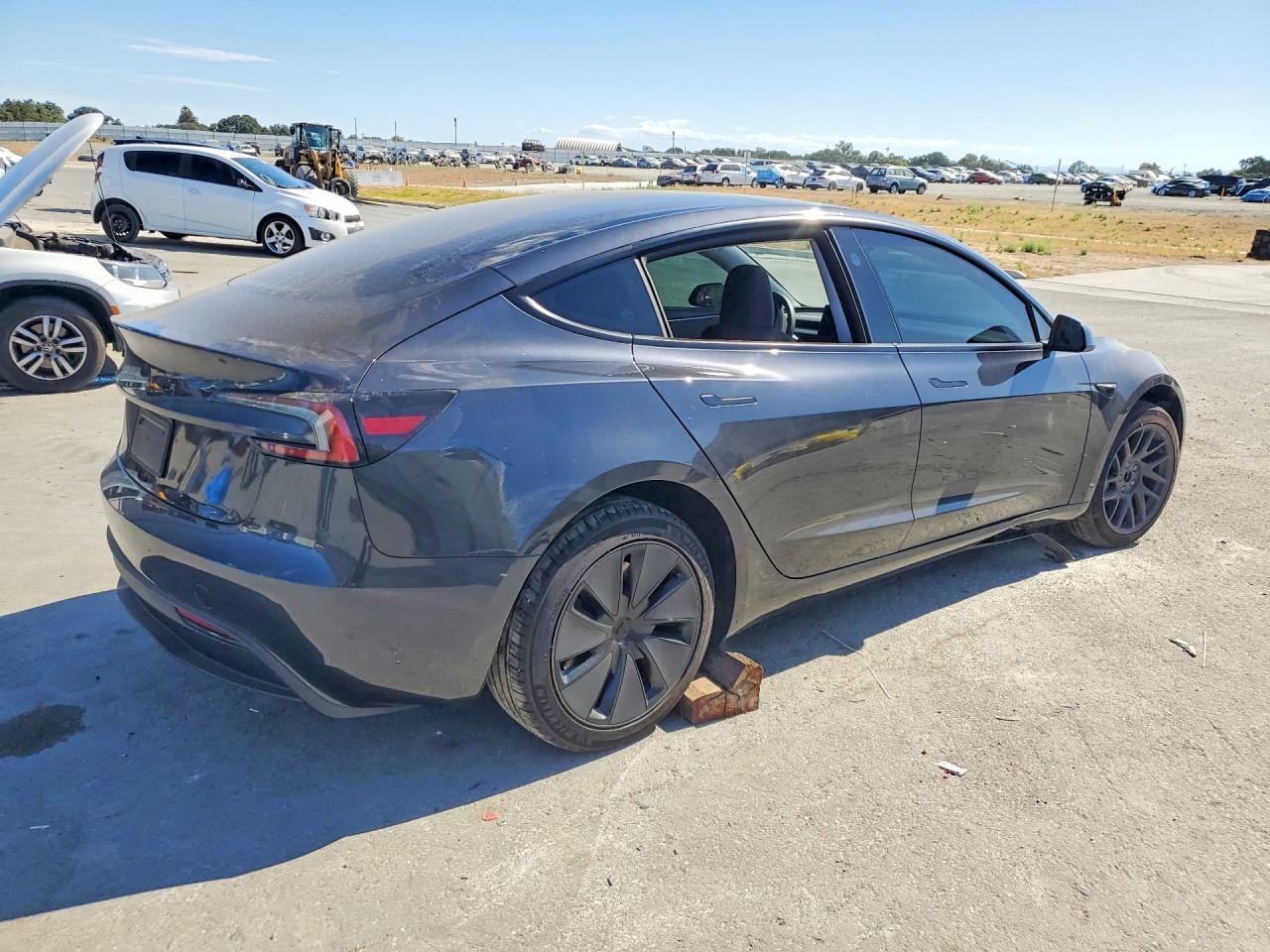 2025 Tesla Model 3 - Фото 3