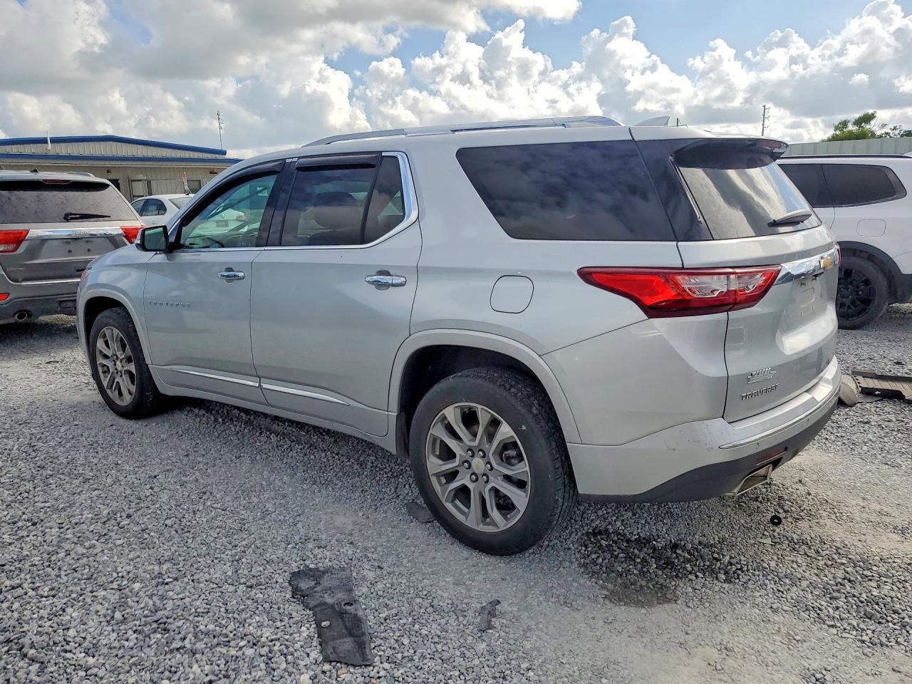 2018 Chevrolet Traverse Premier - Фото 2