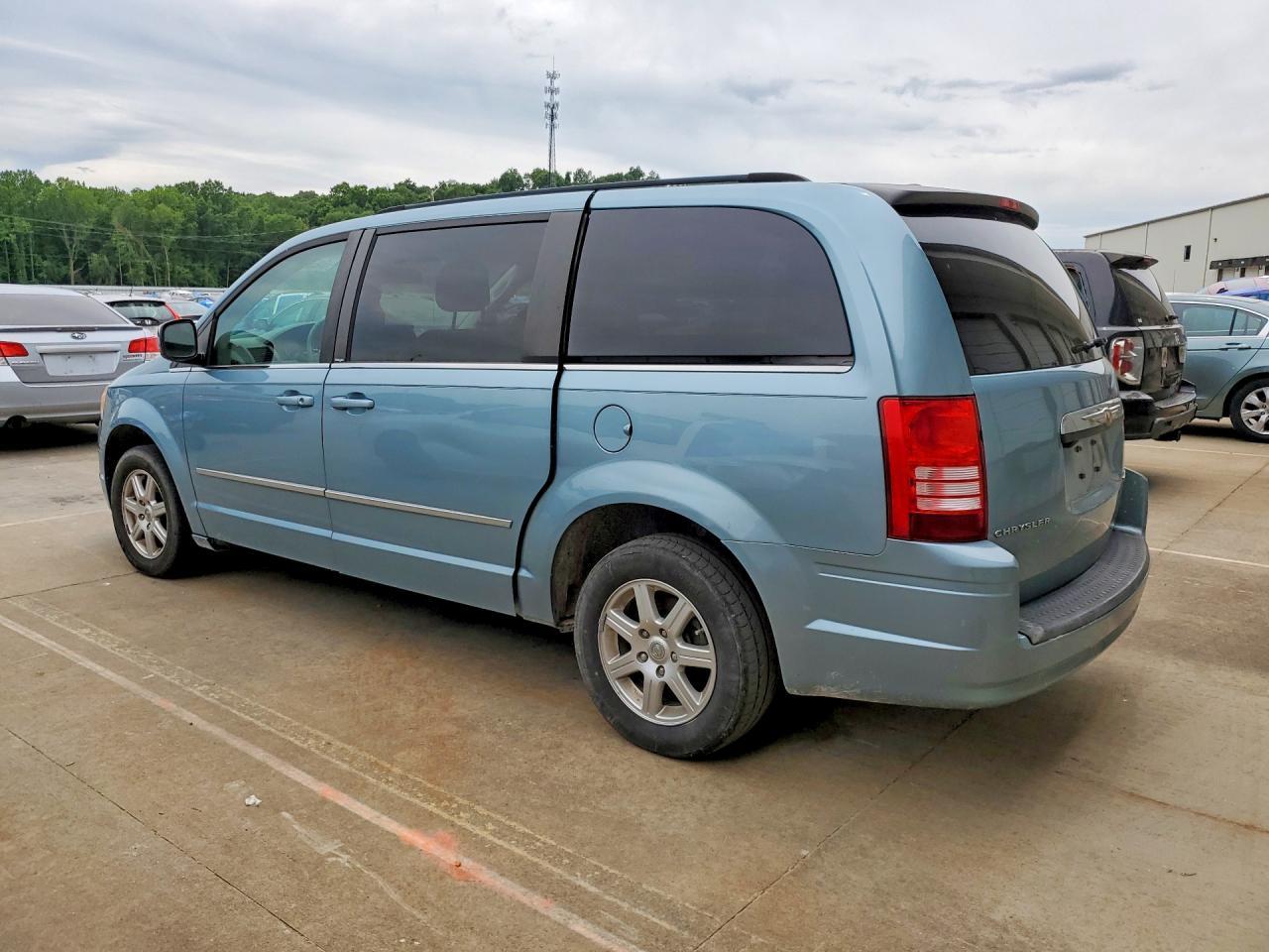 2010 Chrysler Town & Country Touring - Image 2