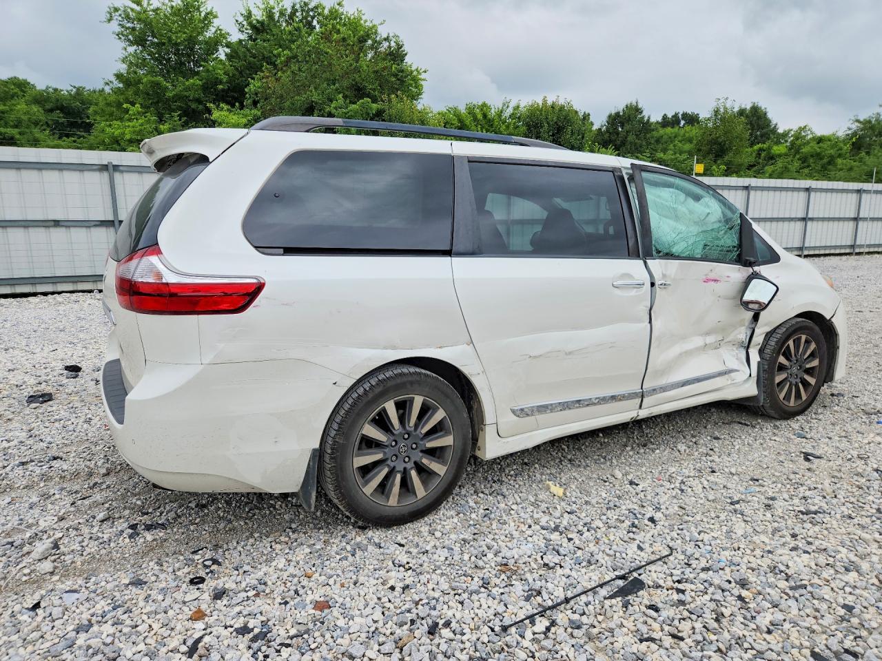 2019 Toyota Sienna Limited 7-Passenger - Image 3