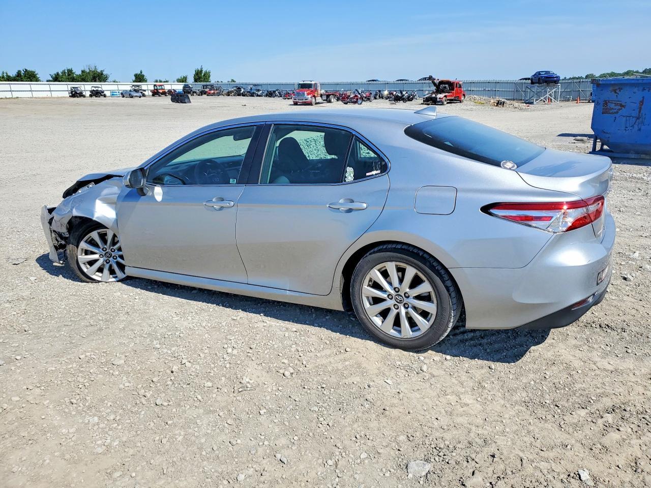 2019 Toyota Camry Le - Фото 2