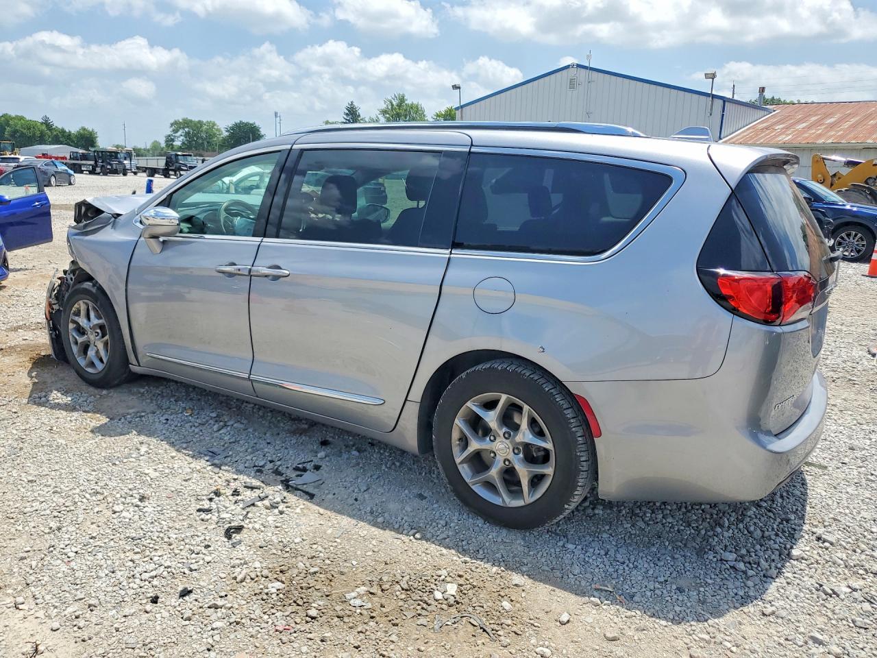 2018 Chrysler Pacifica Limited - Image 2