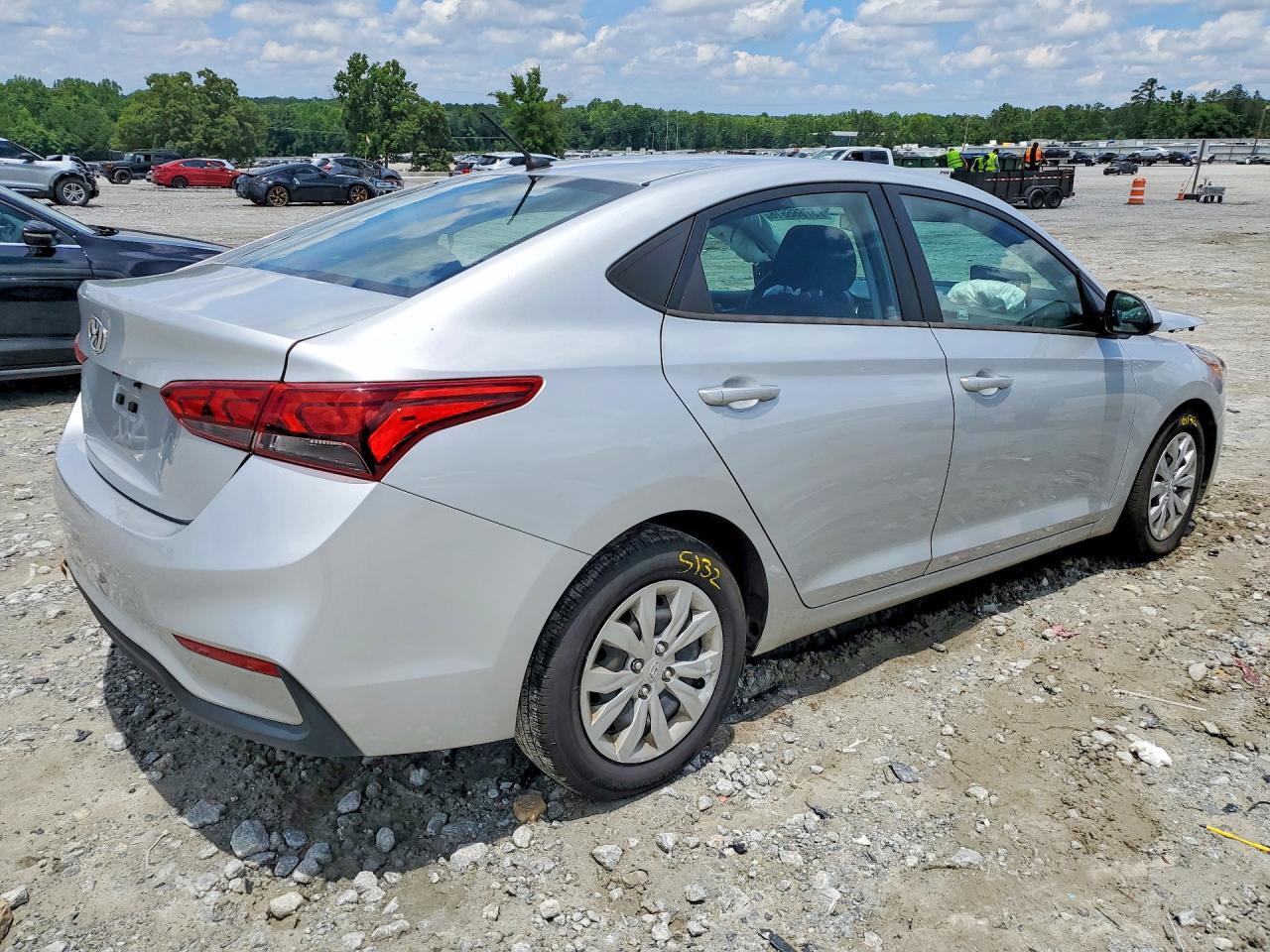 2021 Hyundai Accent Se - Фото 3