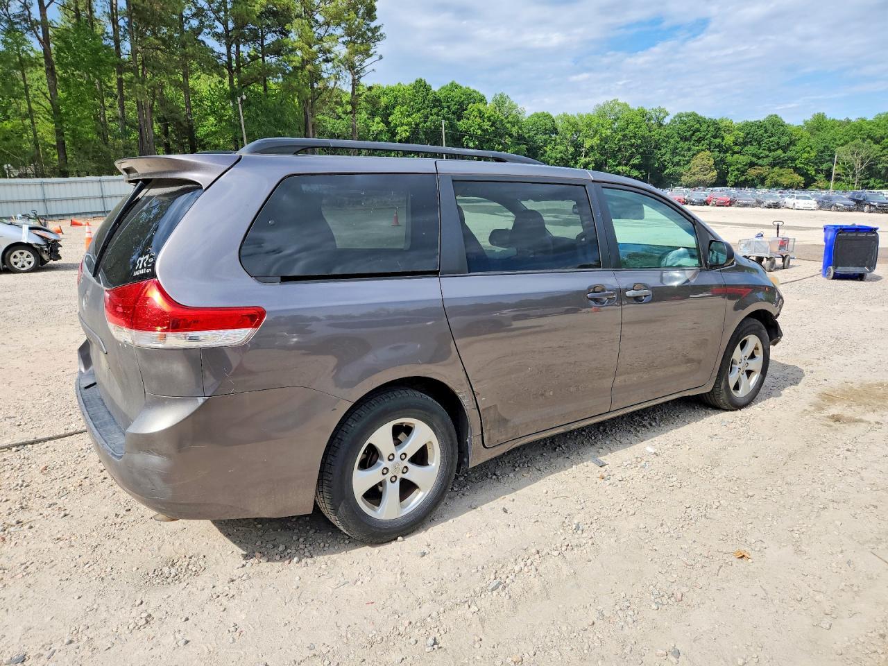 2012 Toyota Sienna Le - Image 3