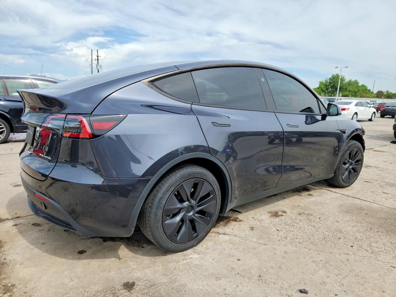 2025 Tesla Model Y - Фото 3