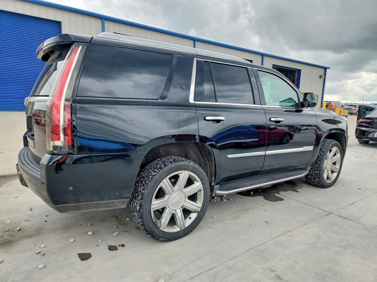 2017 Cadillac Escalade Luxury - Image 3