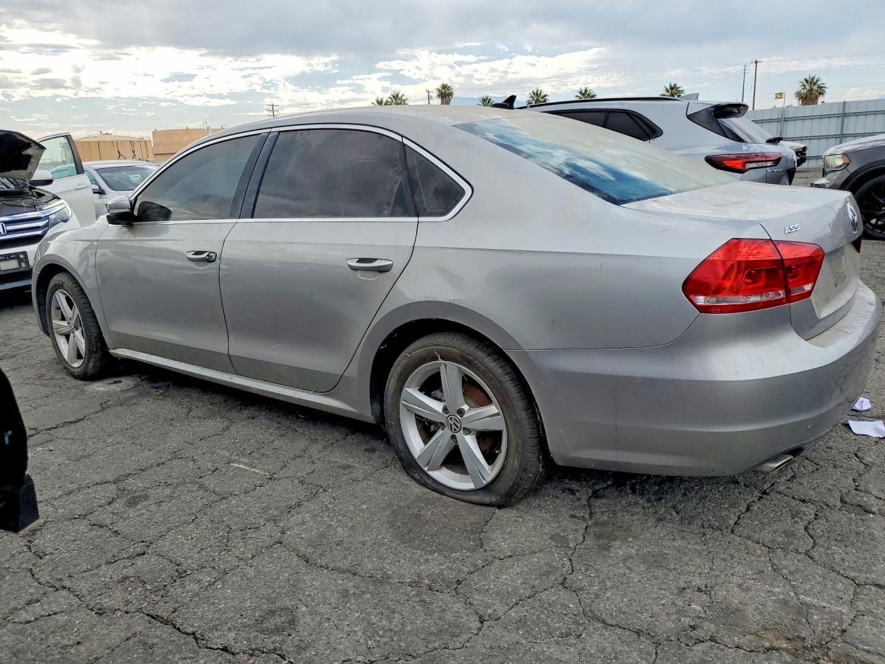 2013 Volkswagen Passat Se - Фото 2