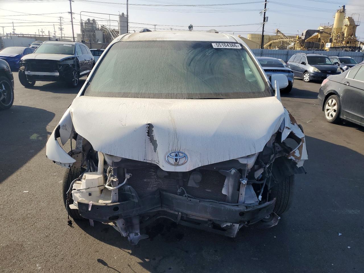 2013 Toyota Sienna Le 8-Passenger - Image 5