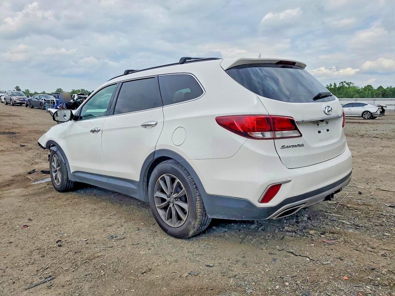 2017 Hyundai Santa Fe Se - Фото 2