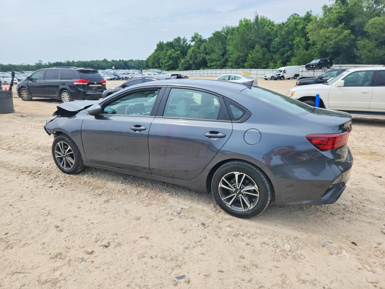 2022 Kia Forte Lxs - Image 2