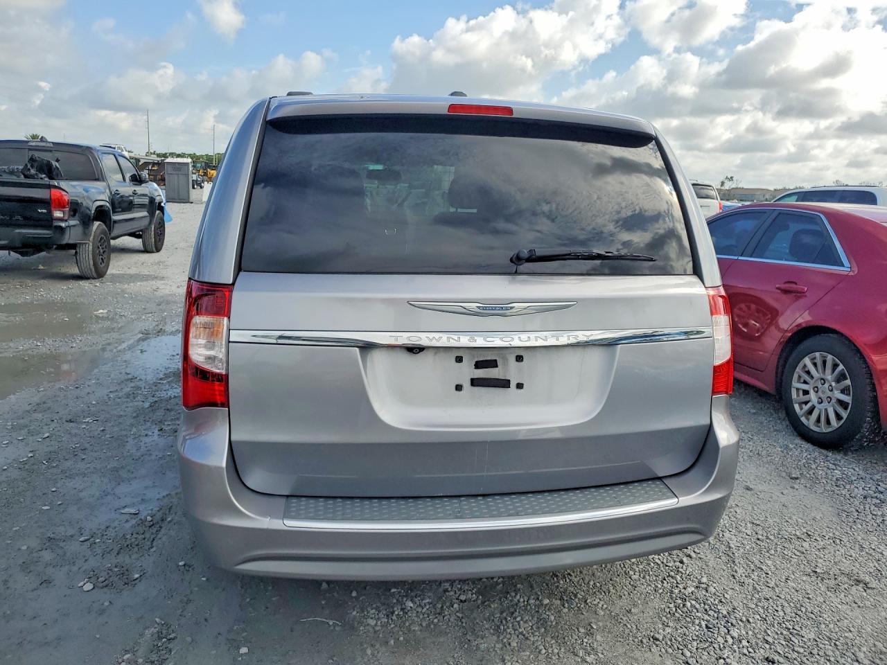 2015 Chrysler Town & Country Touring - Image 6