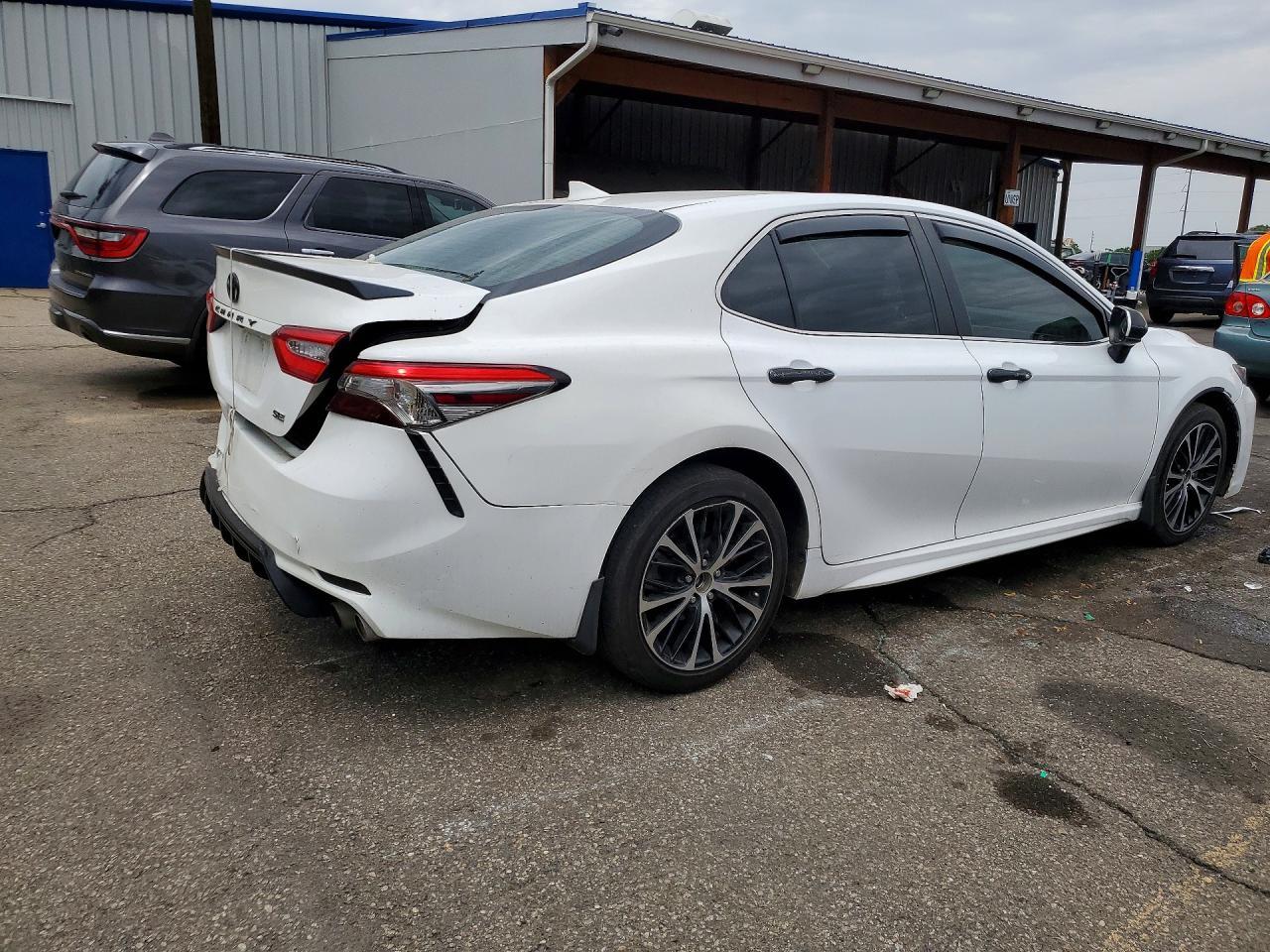 2019 Toyota Camry Se - Image 3
