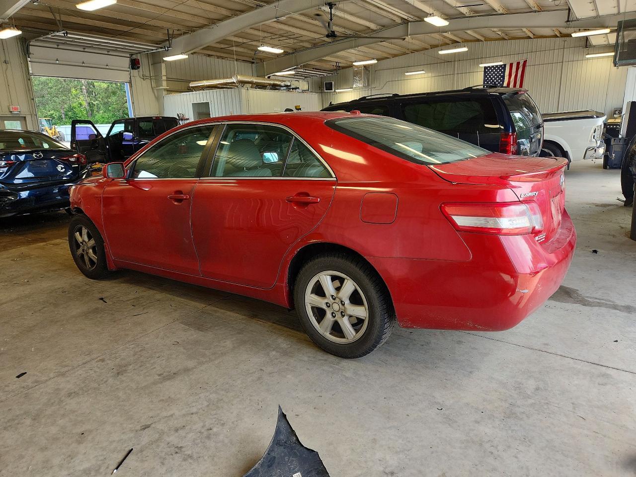 2010 Toyota Camry Le - Фото 2