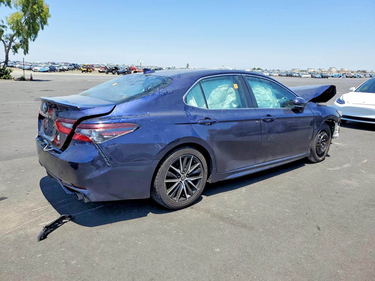 2022 Toyota Camry Se - Фото 3