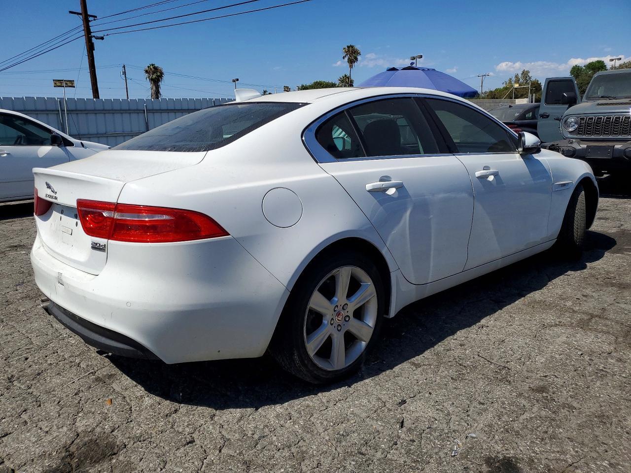 2017 Jaguar Xe Prestige - Фото 3