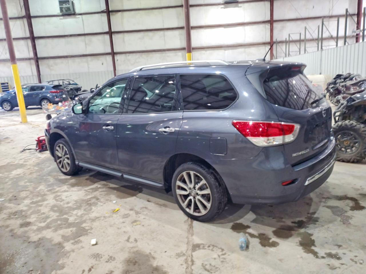2014 Nissan Pathfinder Sv - Image 2