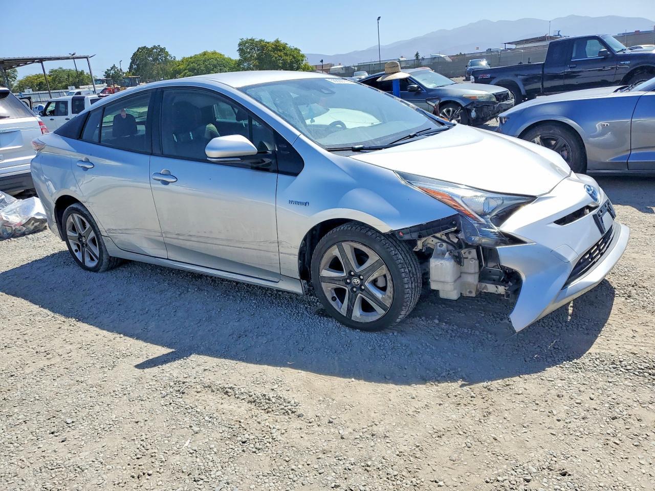 2016 Toyota Prius Three Touring - Фото 4