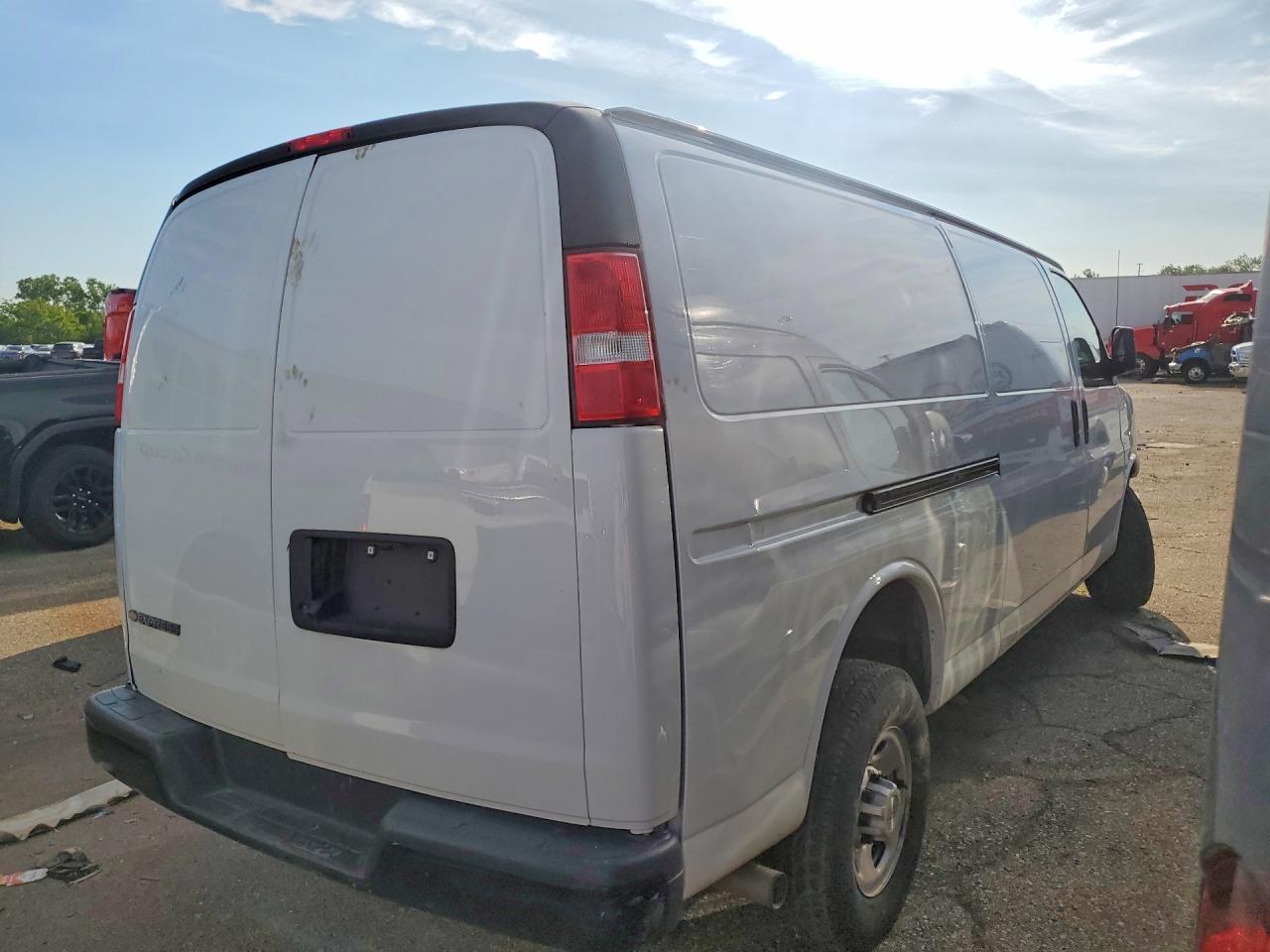 2023 Chevrolet Express G2500 - Фото 3