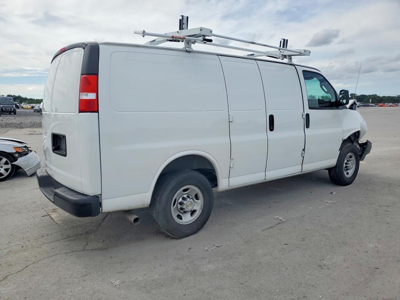 2024 Chevrolet Express G2500 - Фото 3