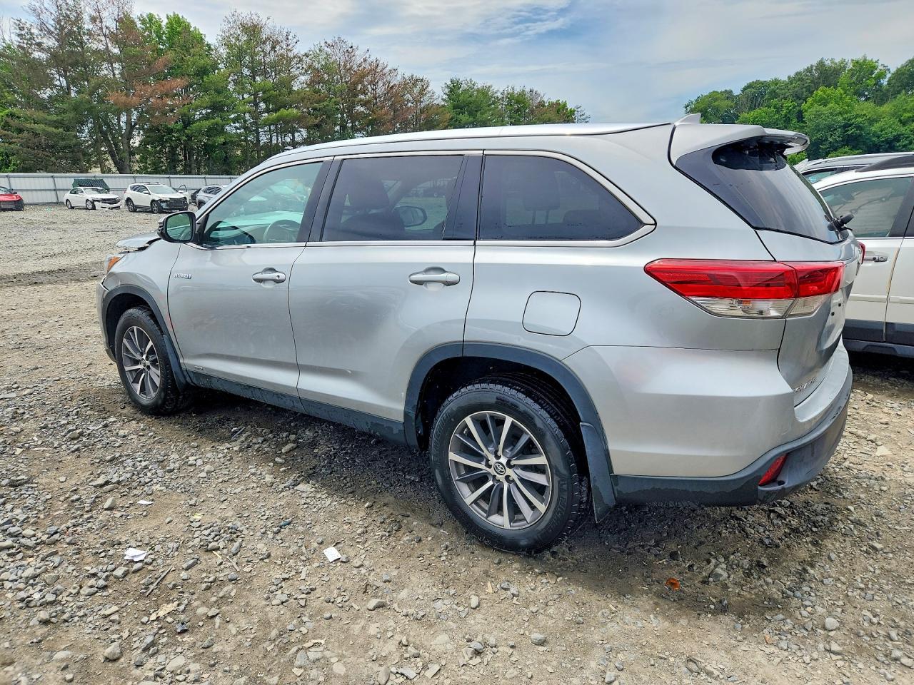 2019 Toyota Highlander Hybrid Xle - Image 2