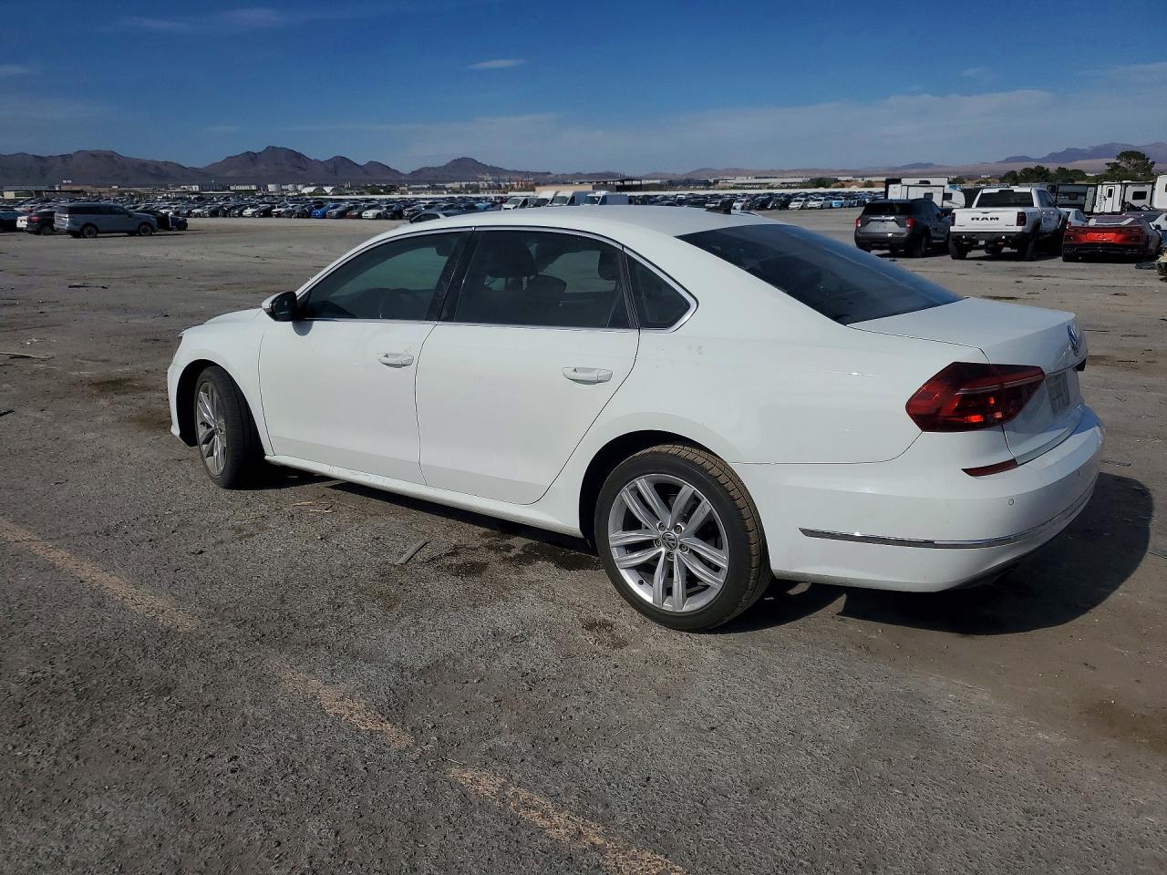 2018 Volkswagen Passat Se - Фото 2