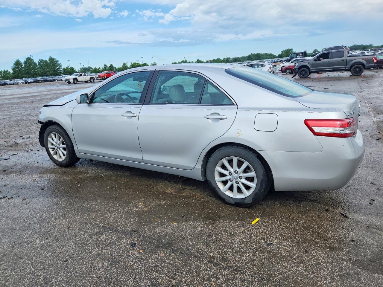 2011 Toyota Camry Xle - Image 2