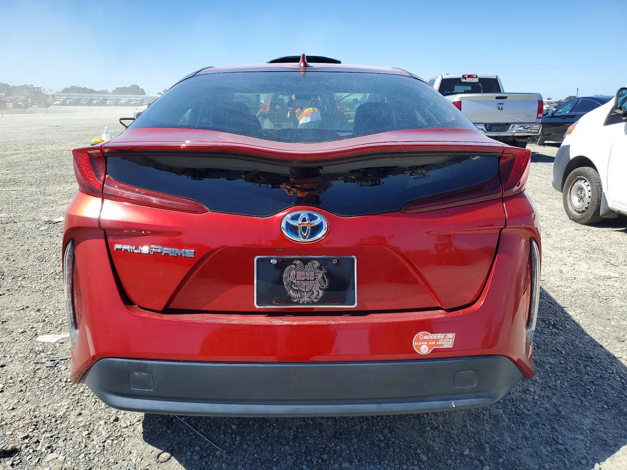2017 Toyota Prius Prime Premium - Image 6