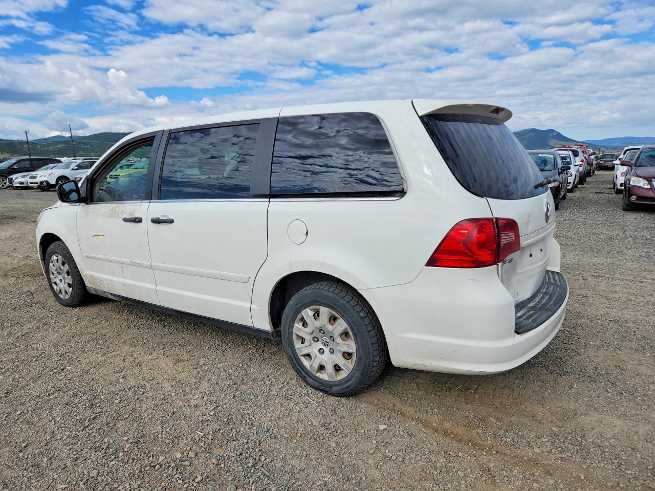 2011 Volkswagen Routan S - Image 2